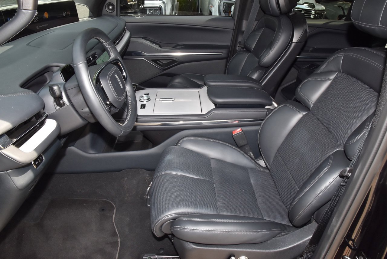 New 2026 Lincoln Navigator Reserve w/ Jet Appearance Package AWD/4WD image 13