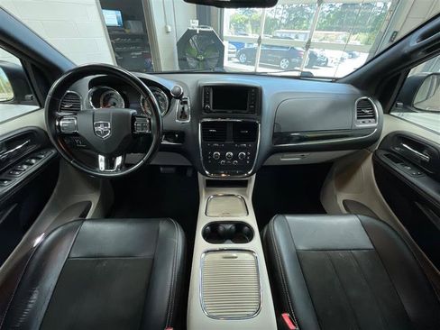 Used 2019 Dodge Grand Caravan SXT image 18