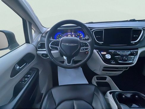 Used 2023 Chrysler Pacifica Touring-L image 11