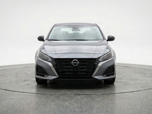 Used 2025 Nissan Altima 2.5 SV FWD image 2