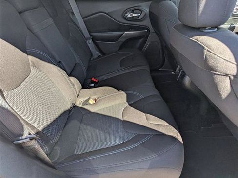 Used 2019 Jeep Cherokee Latitude w/ Popular Appearance Group AWD/4WD image 19