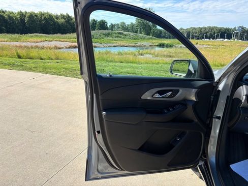 Used 2023 Chevrolet Traverse LT FWD image 13