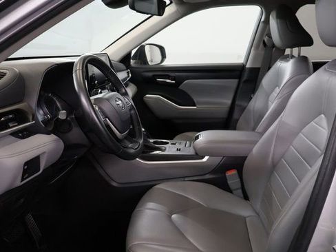 Used 2022 Toyota Highlander XLE image 10