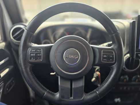Used 2016 Jeep Wrangler Unlimited Sahara w/ Connectivity Group AWD/4WD image 9