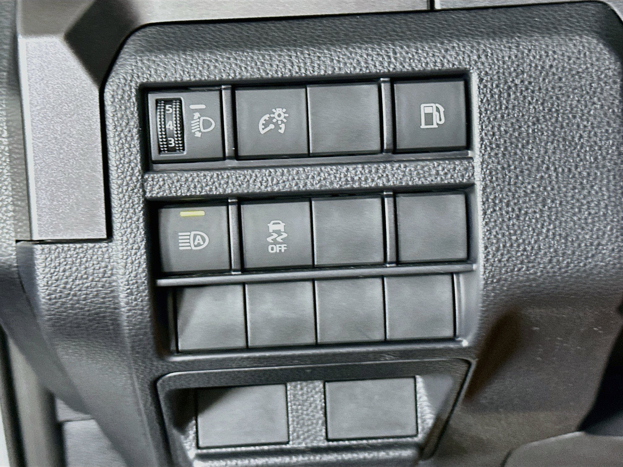Used 2025 Toyota 4Runner SR5 AWD/4WD image 17