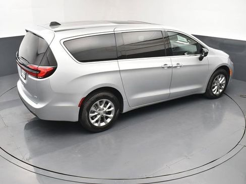 New 2026 Chrysler Pacifica Select AWD/4WD image 18
