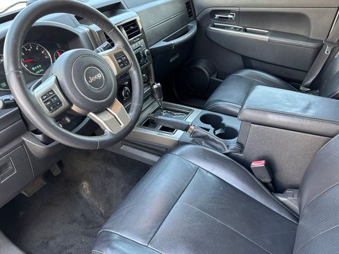 Used 2012 Jeep Liberty Limited Jet RWD image 4