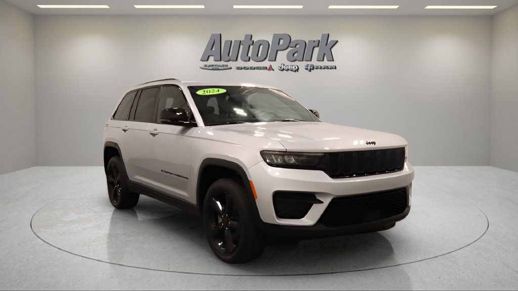 Certified 2024 Jeep Grand Cherokee Altitude AWD/4WD image 2