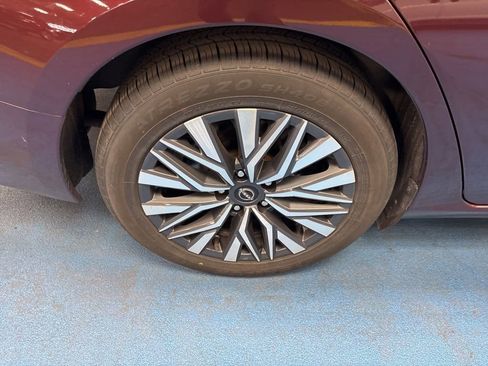 Used 2024 Nissan Altima 2.5 SV FWD image 5