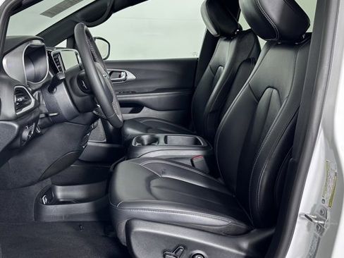 Used 2025 Chrysler Pacifica Select image 15