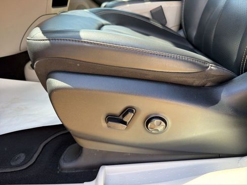 Used 2023 Chrysler Pacifica Touring-L FWD image 10