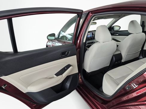 Used 2025 Nissan Altima 2.5 SV FWD image 33