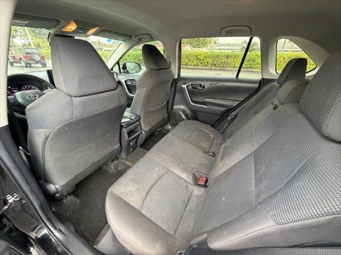 Used 2020 Toyota RAV4 LE image 18