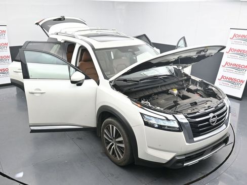 Used 2024 Nissan Pathfinder Platinum w/ Cargo Package image 25