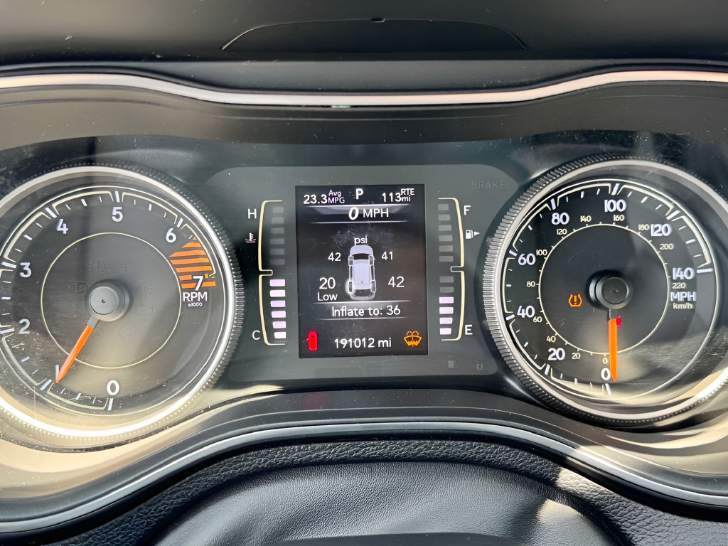 Used 2019 Jeep Cherokee Latitude w/ Popular Appearance Group FWD image 23