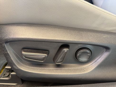 Used 2025 Toyota Camry SE w/ Convenience Package image 6