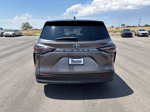 Used 2024 Toyota Sienna LE FWD image 6
