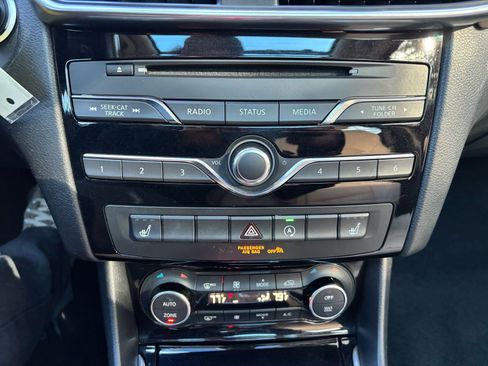 Used 2017 INFINITI QX30 Premium image 29