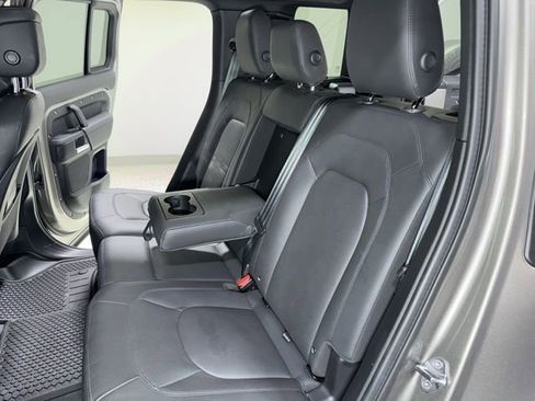 Used 2025 Land Rover Defender 110 S image 26