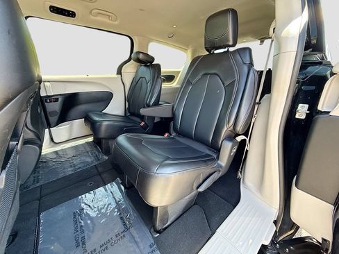Used 2024 Chrysler Pacifica Touring-L FWD image 21