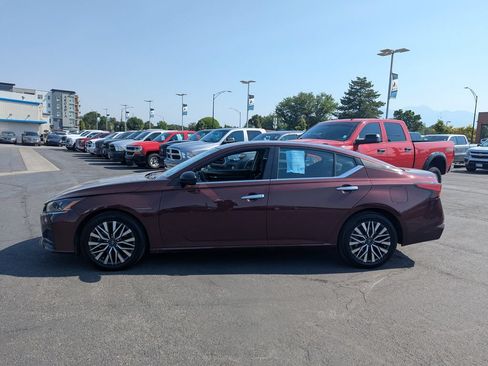 Used 2025 Nissan Altima 2.5 SV FWD image 8