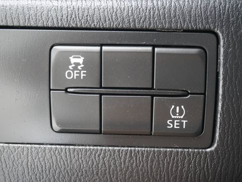 Used 2018 MAZDA MAZDA3 Sport FWD image 17