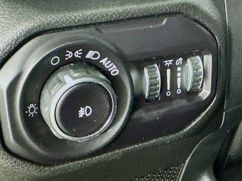 Used 2018 Jeep Wrangler Unlimited Sahara w/ Cold Weather Group AWD/4WD image 14