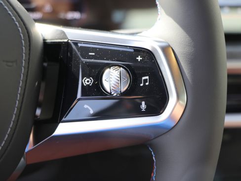 Used 2025 BMW i7 M70 w/ Executive Package AWD/4WD image 19