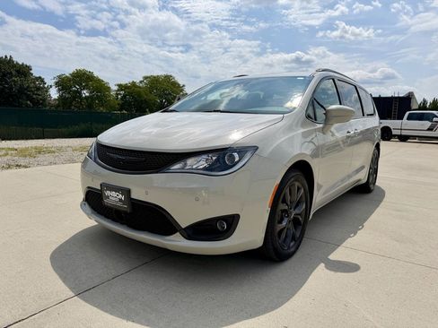 Used 2020 Chrysler Pacifica Touring-L w/ Advanced Safetytec Group FWD image 3