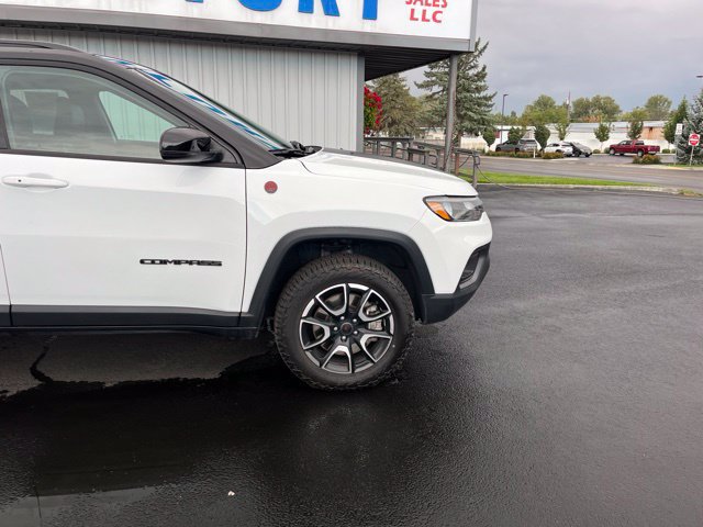 Used 2025 Jeep Compass Trailhawk AWD/4WD image 13