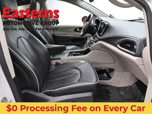 Used 2023 Chrysler Pacifica Limited FWD image 24