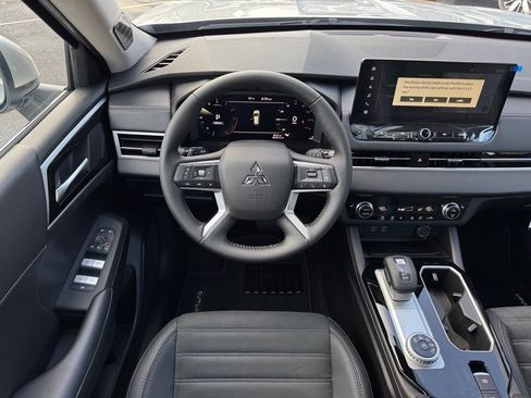 Used 2025 Mitsubishi Outlander SE image 18
