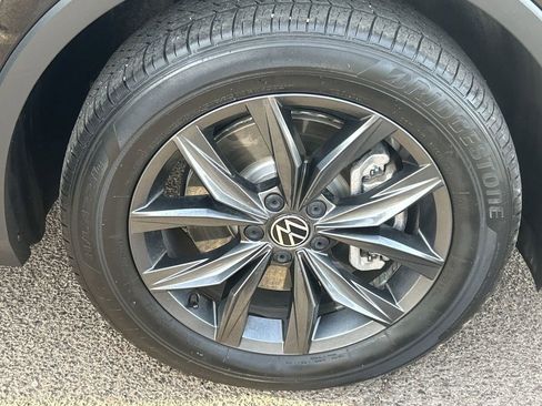 Used 2023 Volkswagen Tiguan SE w/ Panoramic Sunroof Package FWD image 7