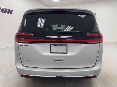 Used 2024 Chrysler Pacifica Touring-L FWD image 6