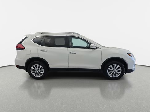 Used 2017 Nissan Rogue SV w/ SV Premium Package image 4