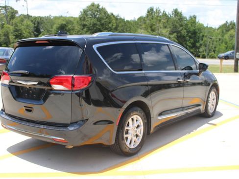 Used 2019 Chrysler Pacifica Touring-L FWD image 3