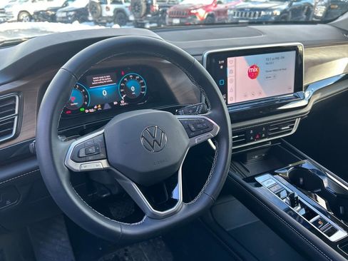 Used 2025 Volkswagen Atlas SE image 34