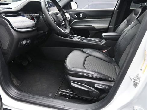 Used 2024 Jeep Compass Latitude image 17