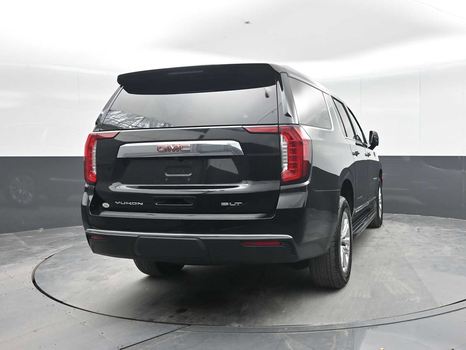 Used 2024 GMC Yukon XL SLT w/ SLT Luxury Package AWD/4WD image 10