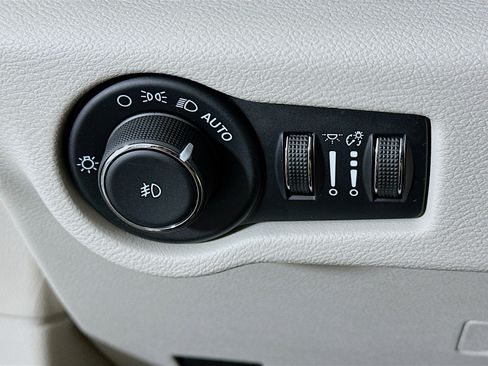 Used 2021 Chrysler Pacifica Touring image 17