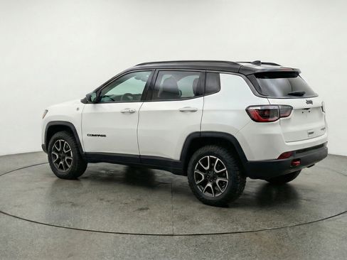 Used 2025 Jeep Compass Trailhawk AWD/4WD image 6