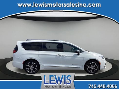 Used 2025 Chrysler Pacifica Pinnacle w/ Trailer Tow Group FWD image 1