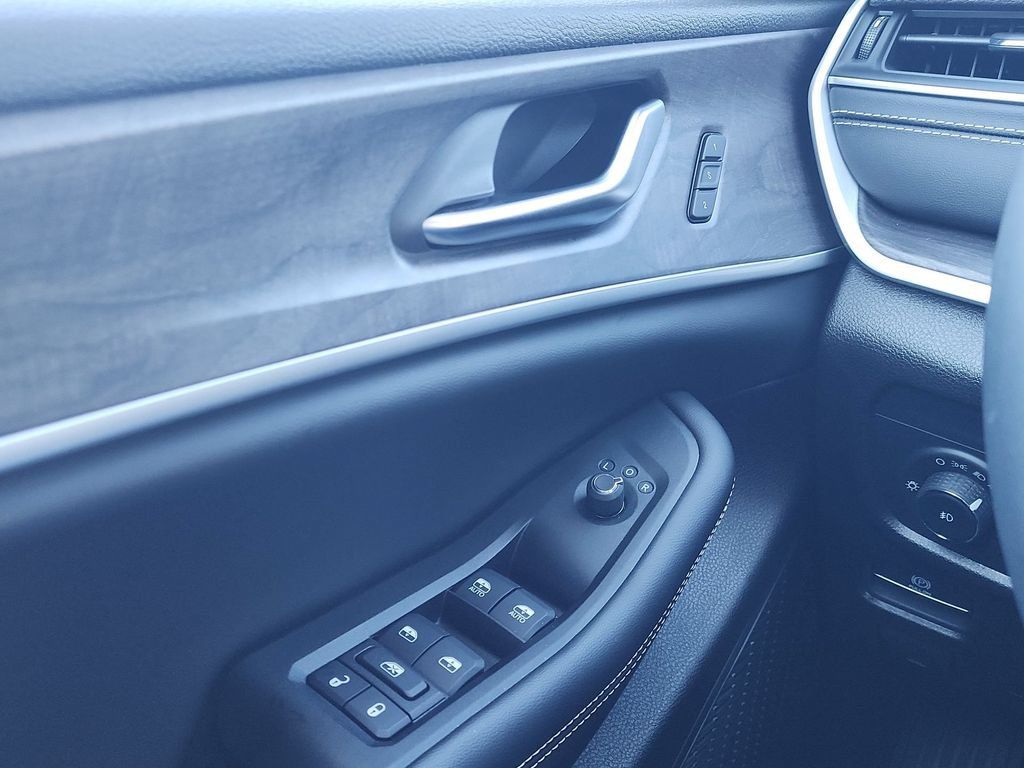 Used 2023 Jeep Grand Cherokee L Limited AWD/4WD image 13