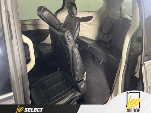 Used 2022 Chrysler Pacifica Touring-L FWD image 11