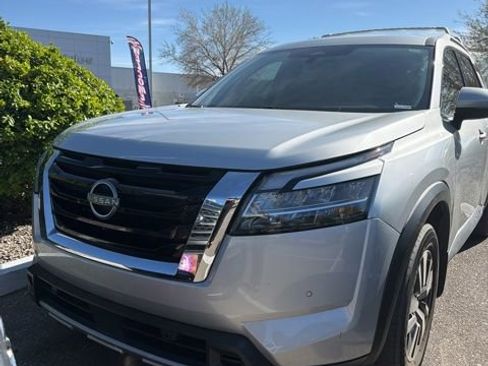 Used 2023 Nissan Pathfinder SL image 2