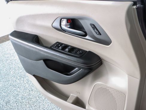 Used 2023 Chrysler Pacifica Touring-L FWD image 21