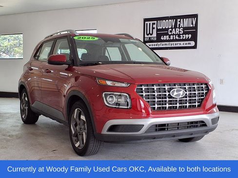 Used 2025 Hyundai Venue SEL FWD image 1