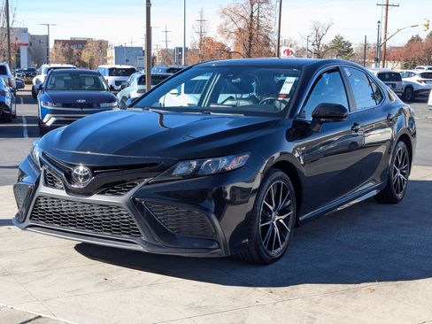 Used 2024 Toyota Camry SE image 10