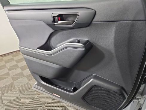 Used 2023 Toyota Highlander L image 28