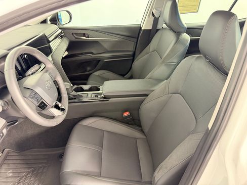 Used 2025 Toyota Camry XLE FWD image 5
